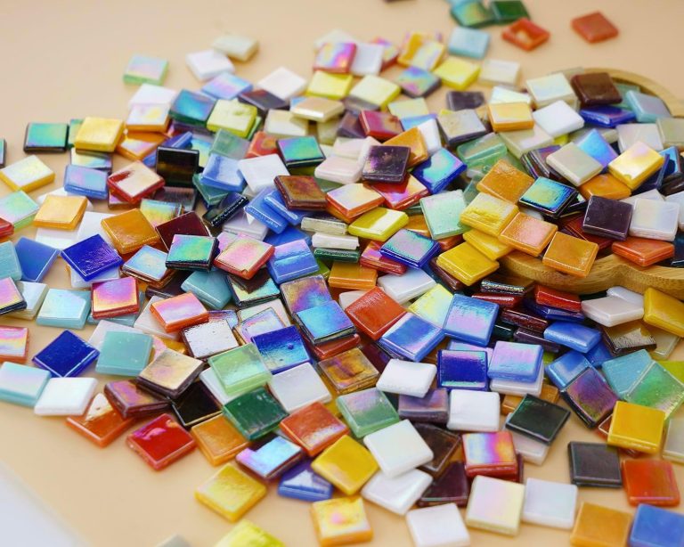 Lanyani 1.2Pounds/300 Pieces Iridescent Glass Mosaic Tiles Bulk for Crafts, Variety Vibrant 5/8 Inch Square Mosaic Tiles Pieces Supplies for DIY Home Garden for Adults and Kids